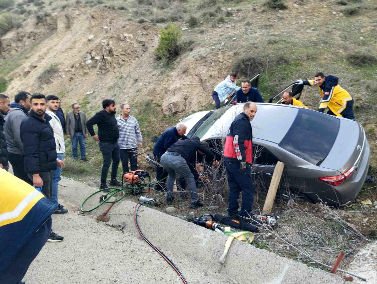 Sivas'ın Suşehri ilçesinde trafik kazası, 3 yaralı
