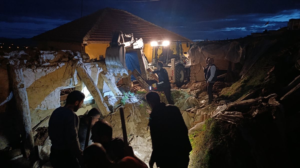 Sivas'ta çatısı çöken ahırda 12 küçükbaş hayvan telef oldu