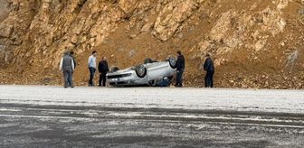 Sivas'ta devrilen otomobildeki 3 kişi yaralandı