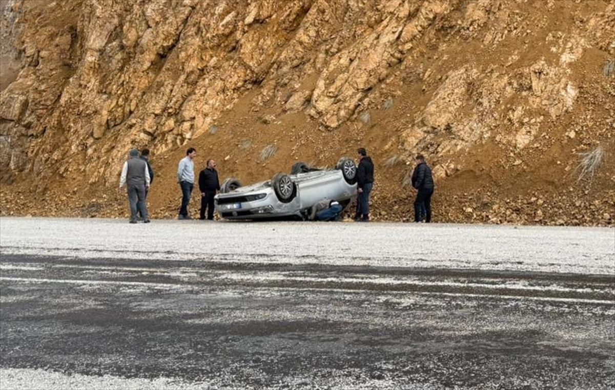 Sivas'ta devrilen otomobildeki 3 kişi yaralandı