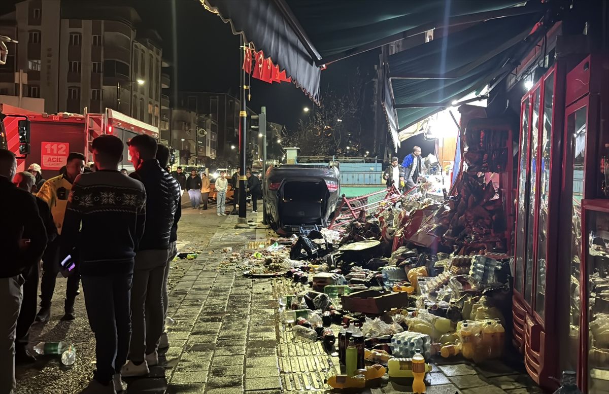 Sivas'ta devrilen otomobilin çarptığı 2 iş yerinde hasar oluştu