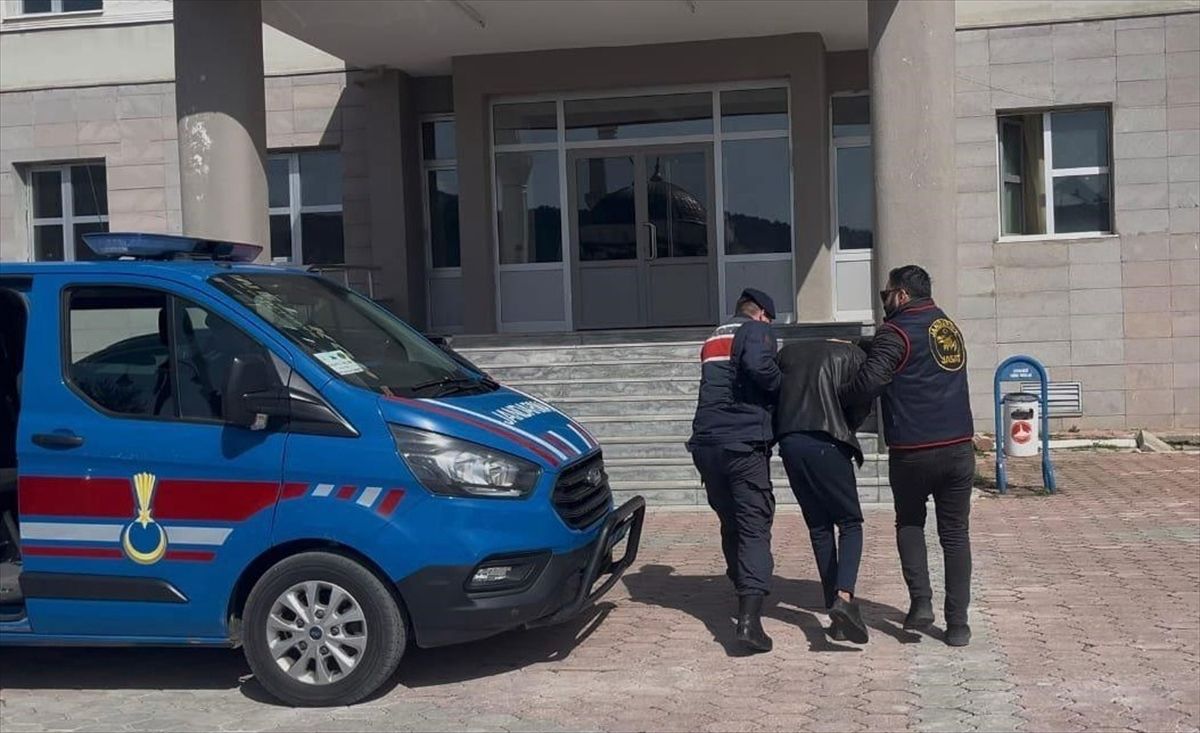 Sivas'ta kendilerini komiser olarak tanıttıkları kişiyi 1 milyon lira dolandıran 2 şüpheli tutuklandı