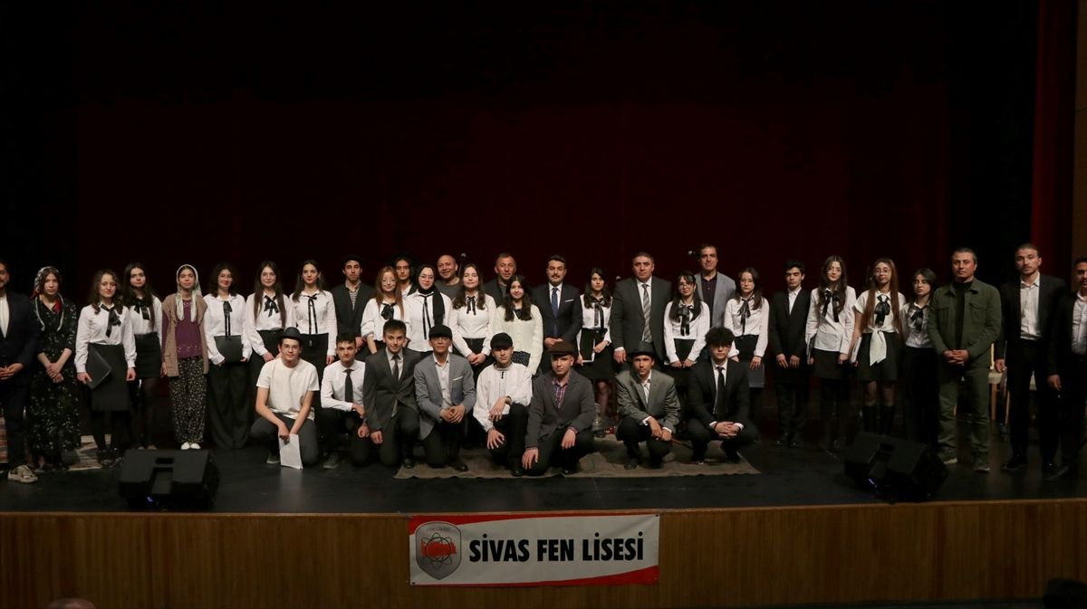 Sivas'ta öğrenciler 'Gözüm Gönlüme Çevrildi' adlı tiyatro oyununu sahneledi