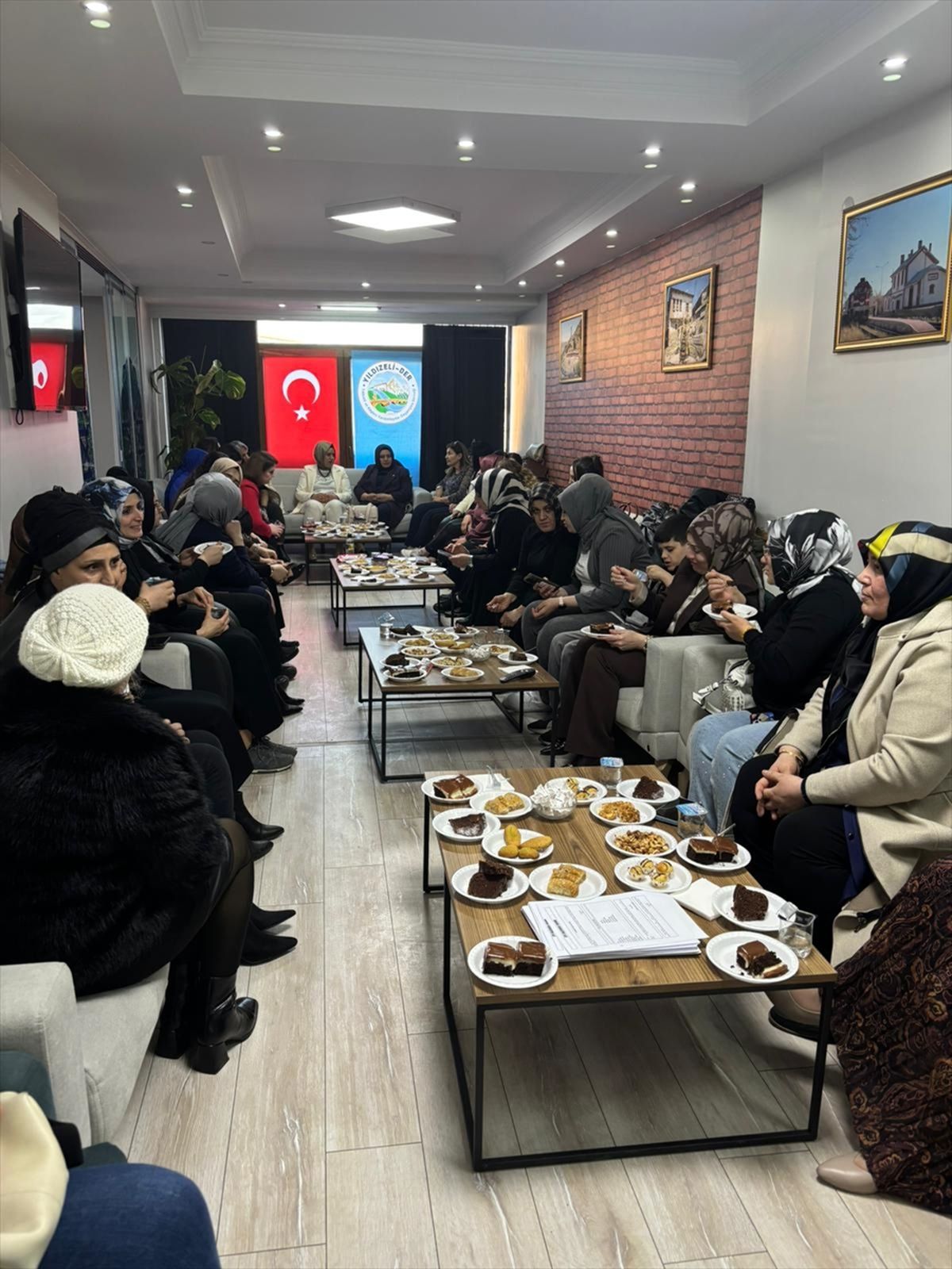 Sivas'ta siyasi partilerin kadın temsilcileri Yıldızeli Derneği'nde bir araya geldi