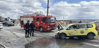 Sivas'ta taksi ile otomobilin çarpıştığı kazada 4'ü futbolcu 6 kişi yaralandı
