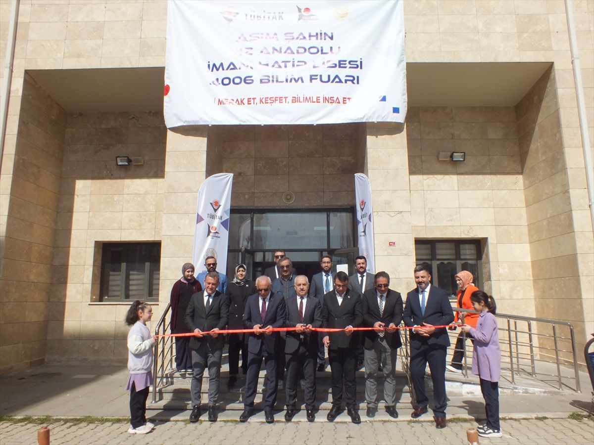 Sivas'ta TÜBİTAK 4006 Bilim Fuarı açıldı
