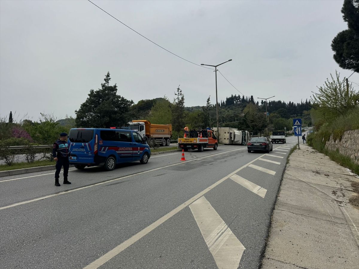 Söke'de kamyonun devrildiği kazada 2 kişi yaralandı