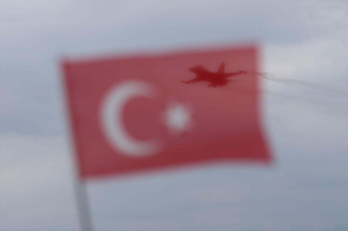 SOLOTÜRK, Antalya'da gösteri uçuşu yaptı