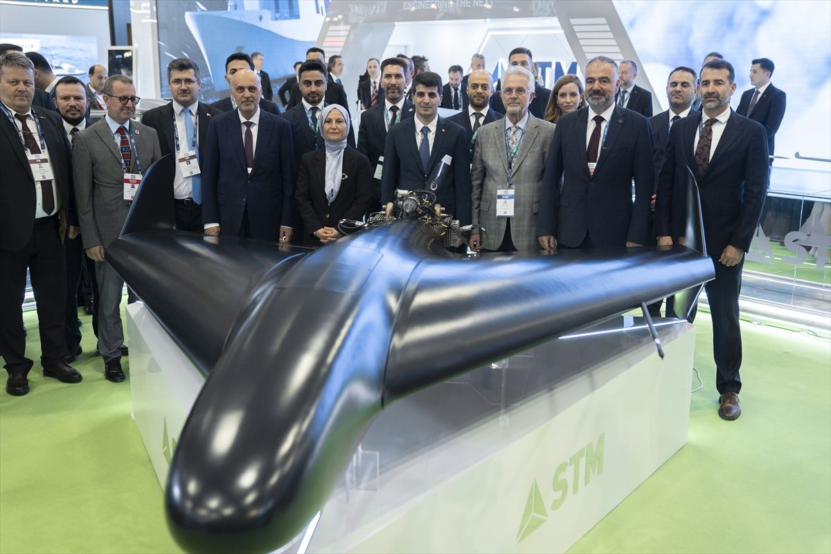 STM, menzili 1000 kilometreyi aşan kamikaze İHA 'KUZGUN'u SAHA 2026'da tanıttı