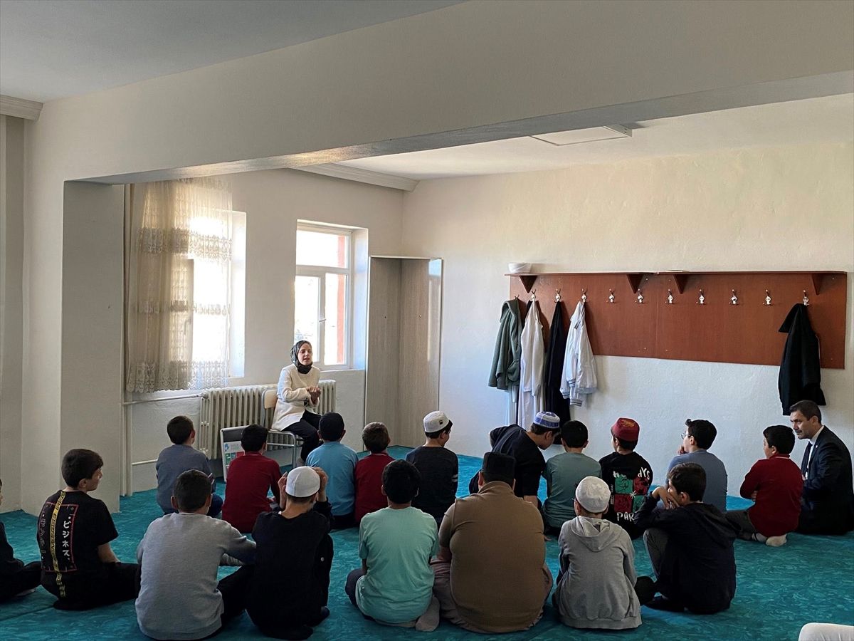 Suşehri'nde Kur'an kursu öğrencilerine hijyen eğitimi verildi