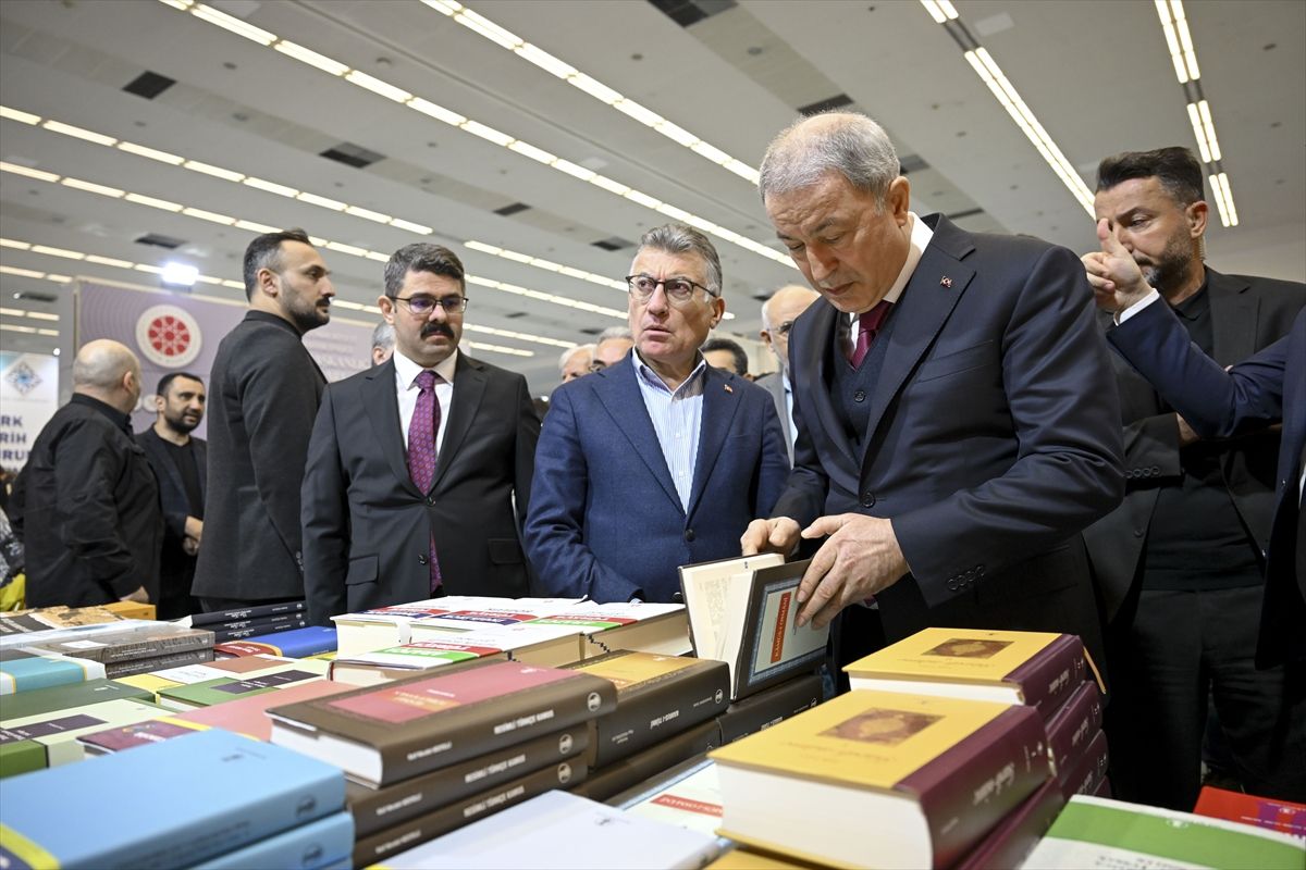 TBMM Milli Savunma Komisyonu Başkanı Akar, Ankara Kitap Fuarı'nda okurlarla buluştu Açıklaması