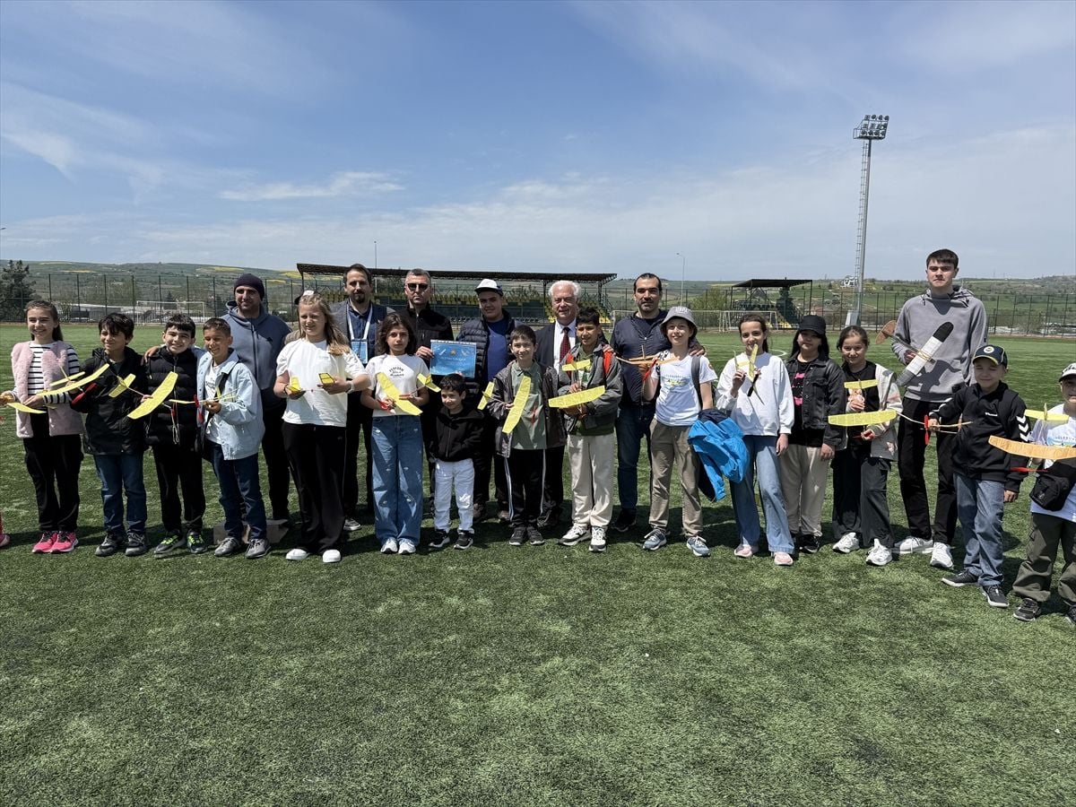 Tekirdağ'da öğrenciler tasarladıkları model uçaklarla yarışıyor
