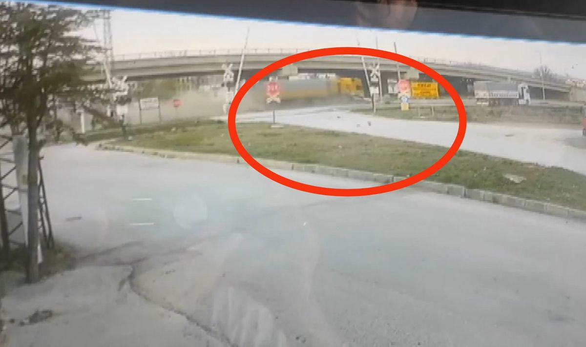 TIR'ın çarptığı otomobilin sürücüsü öldü; kaza kamerada