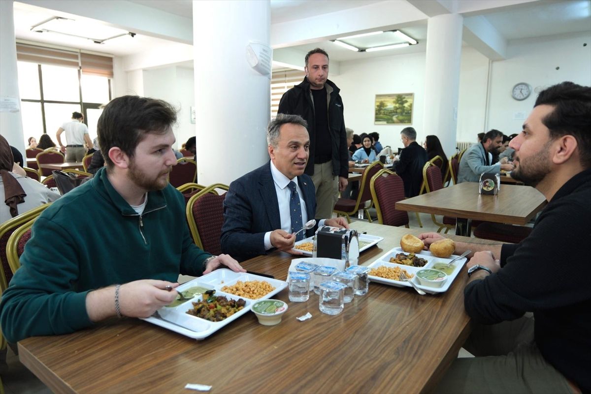 TOGÜ Rektörü Yılmaz, yemekhanede öğrencilerle bir araya geldi