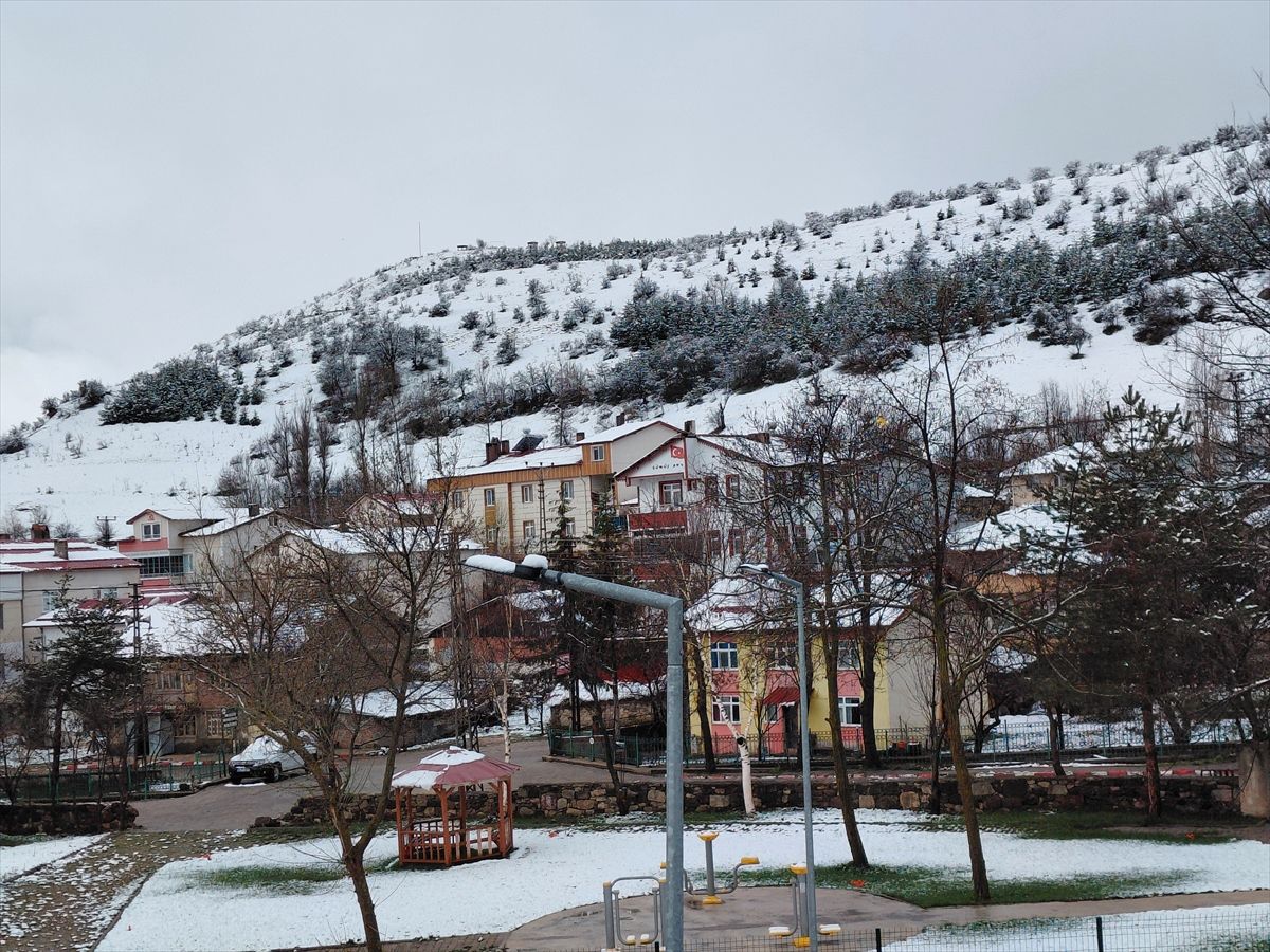 Tokat'ın Başçiftlik ilçesi kar yağışının ardından beyaza büründü