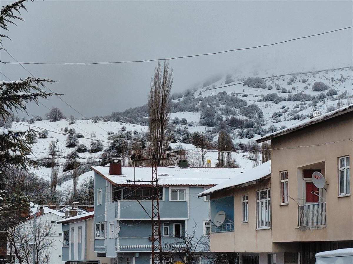 Tokat'ın Başçiftlik ilçesinde kar yağışı etkili oldu