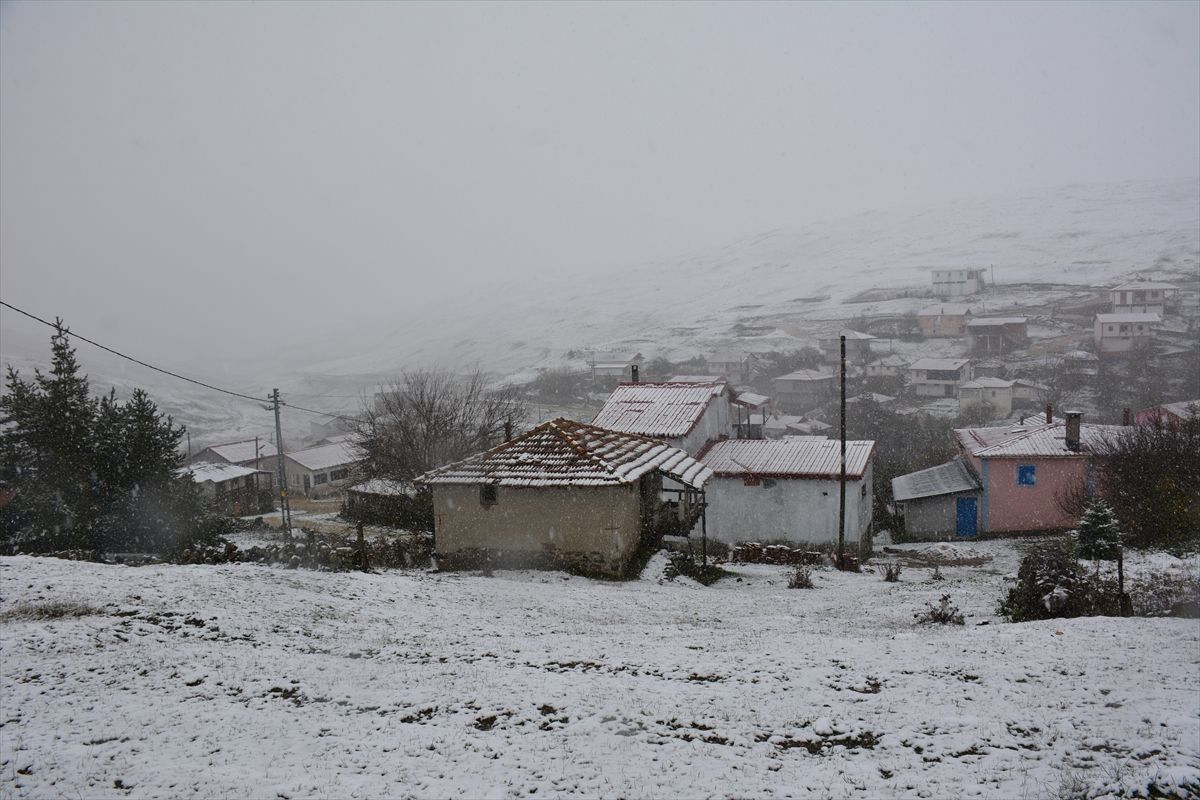 Tokat'ın yüksek kesimlerine nisan ayında kar yağdı