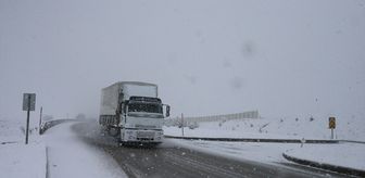 Tokat-Sivas kara yolunda kar yağışı etkili oluyor