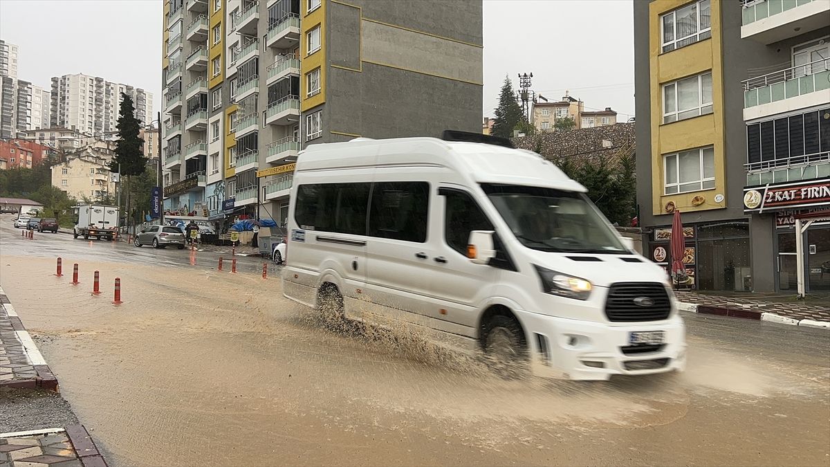 Tokat'ta 3 gündür süren yağışlarla yollarda su birikintileri oluştu
