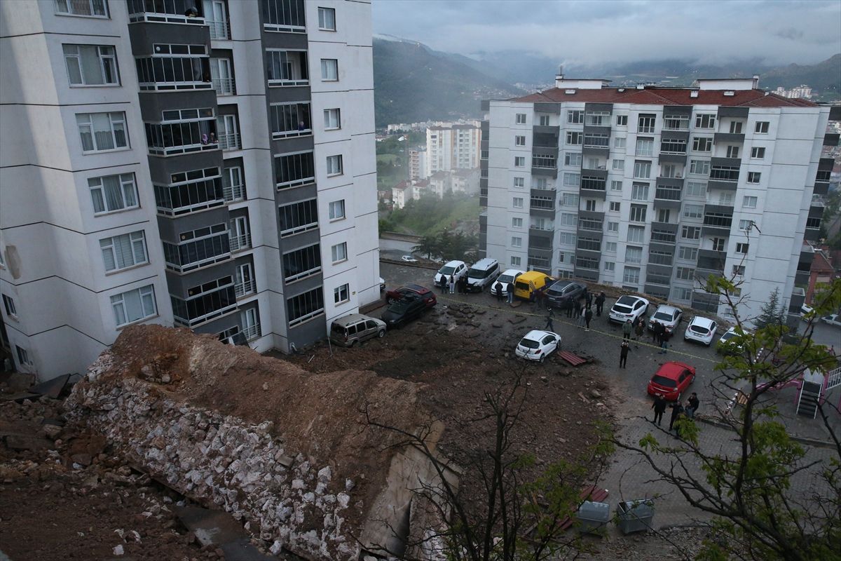 Tokat'ta bir sitenin istinat duvarı çöktü
