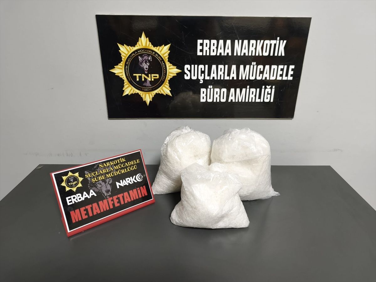 Tokat'ta dorsesindeki araçlardan birinde uyuşturucu bulunan tırın sürücüsü gözaltına alındı