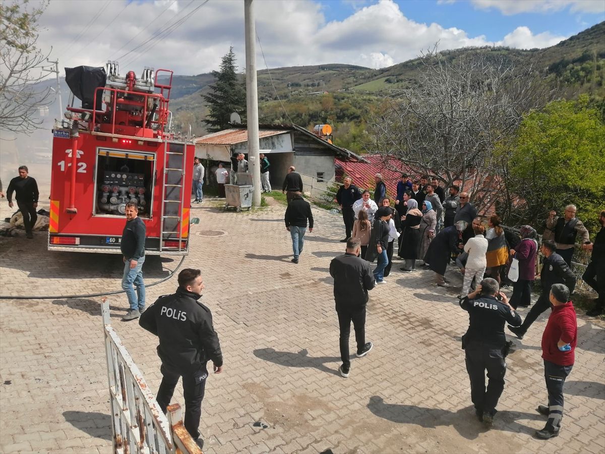 Tokat'ta iki katlı evde çıkan yangında 2 kişi dumandan etkilendi