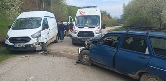 Tokat'ta minibüs ile otomobilin çarpıştığı kazada 4 kişi yaralandı