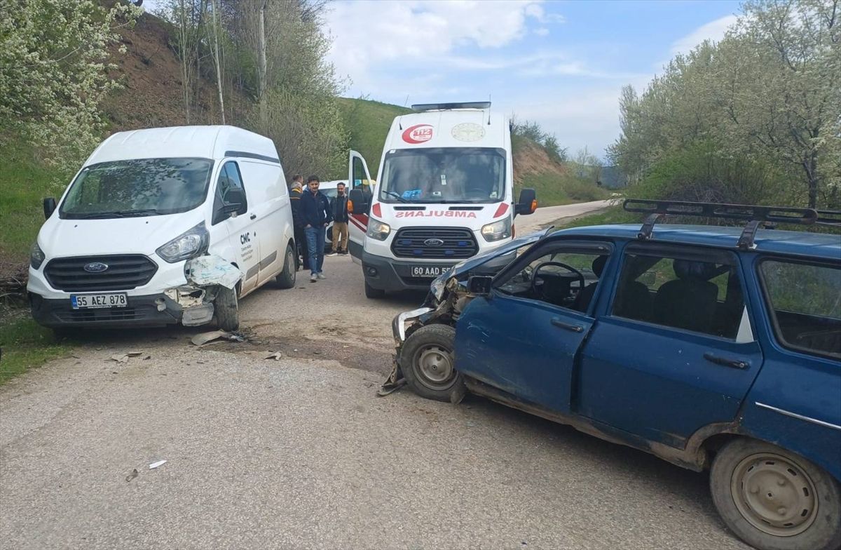 Tokat'ta minibüs ile otomobilin çarpıştığı kazada 4 kişi yaralandı