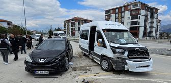 Tokat'ta okul servisi ile otomobilin çarpıştığı kazada 10 öğrenci hafif yaralandı