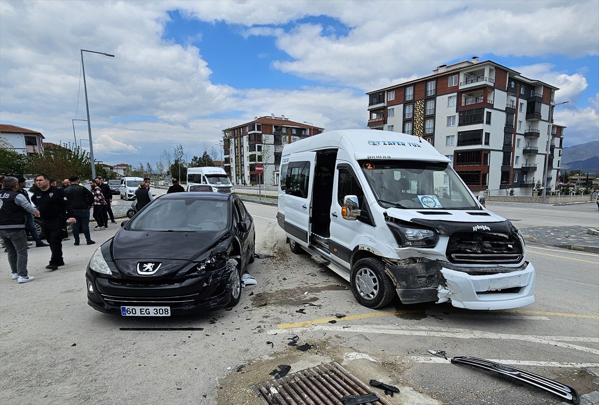 Tokat'ta okul servisi ile otomobilin çarpıştığı kazada 10 öğrenci hafif yaralandı