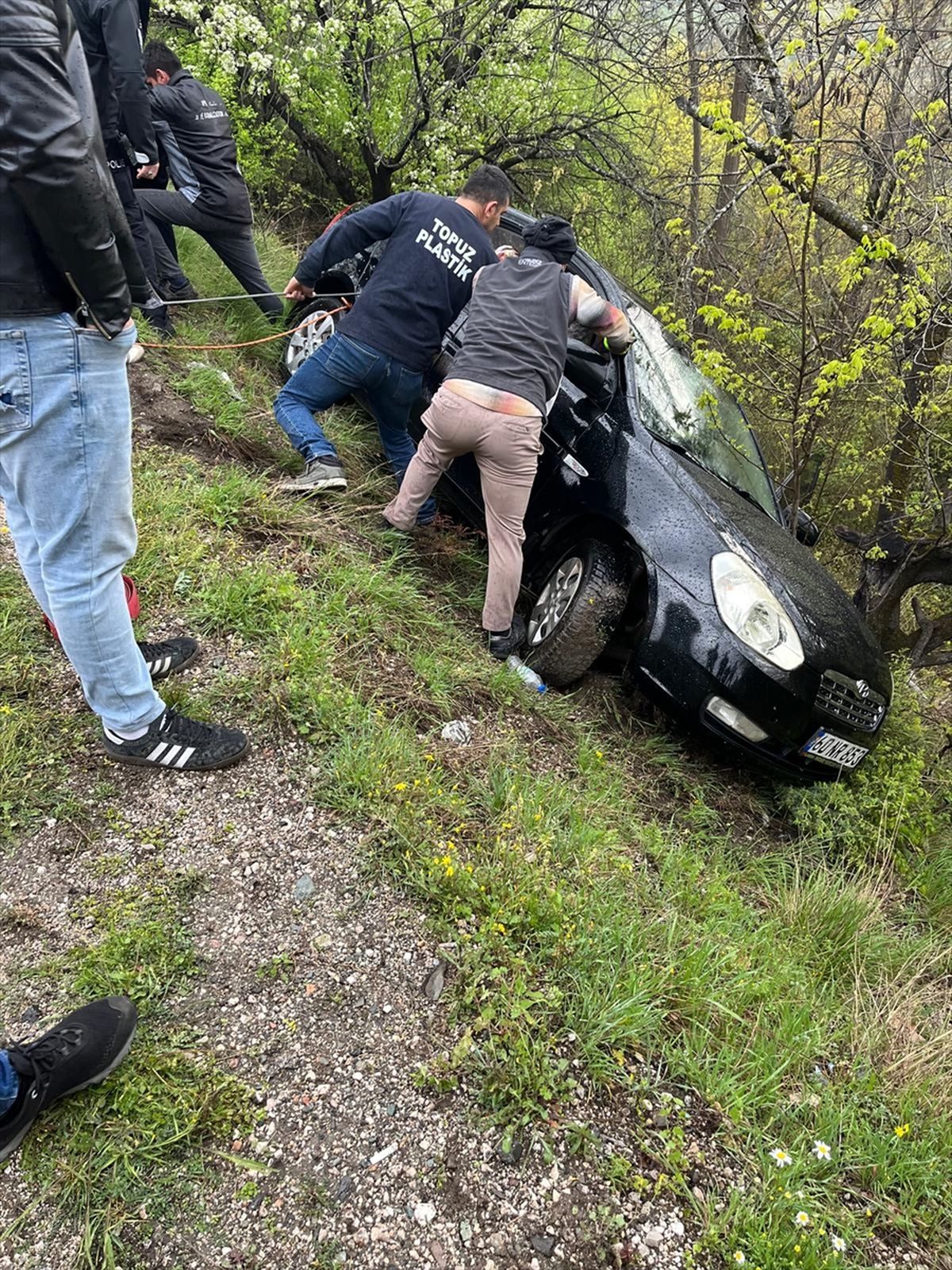 Tokat'ta şarampole devrilen otomobildeki 2 kişi yaralandı
