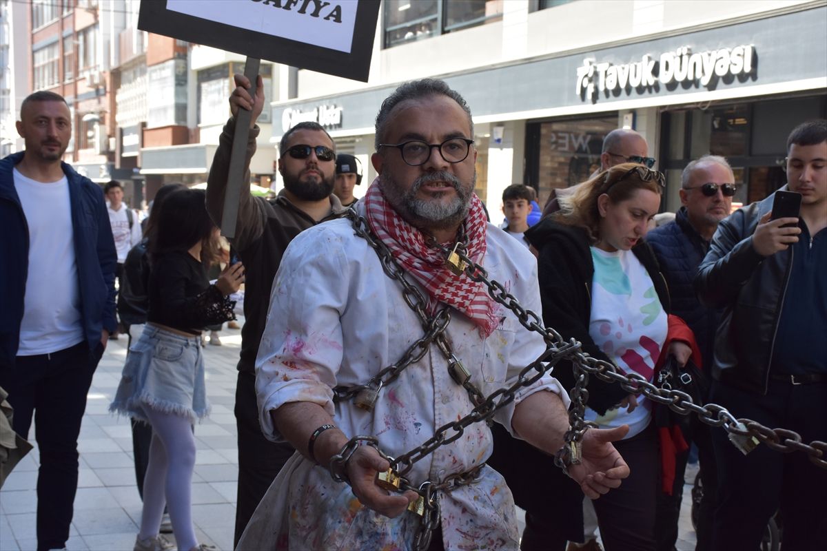Trabzon'da akademisyenden Gazzelilere destek için protesto gösterisi