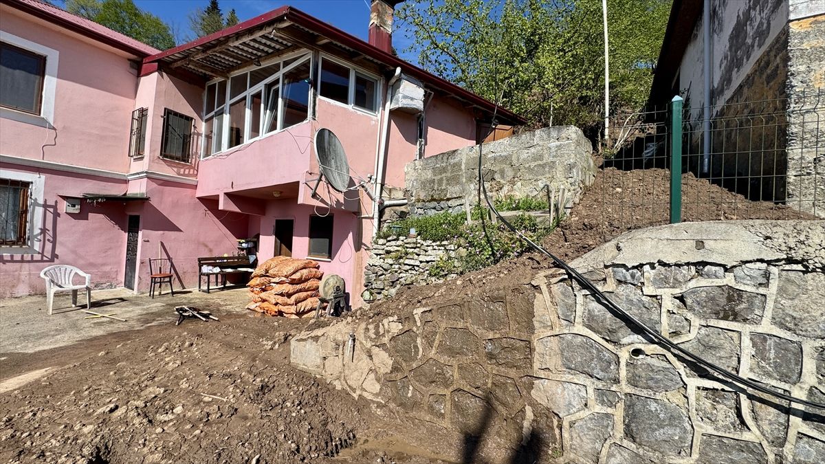 Trabzon'da heyelan nedeniyle bir evde hasar oluştu, bir ev tahliye edildi