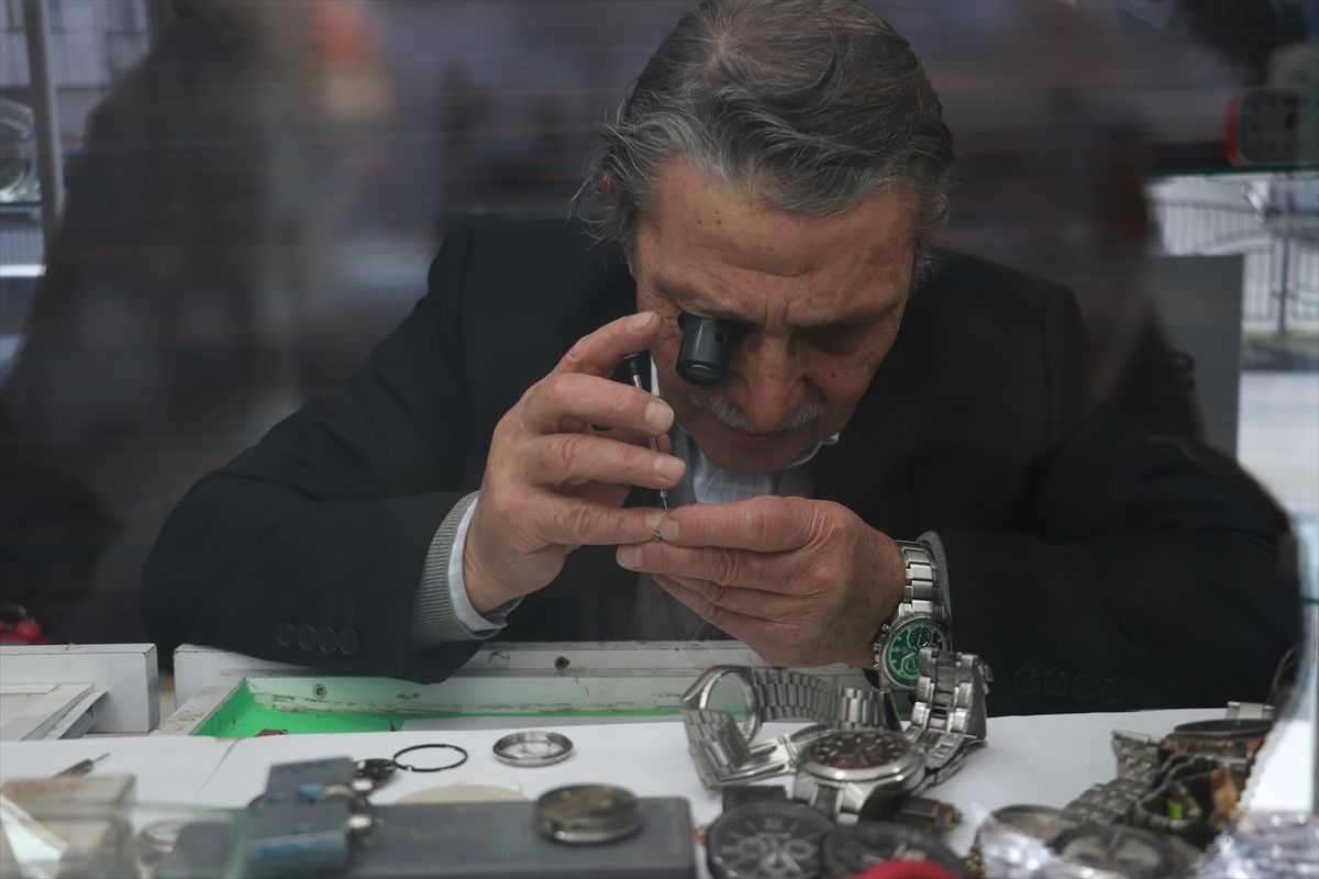 Trabzonlu 73 yaşındaki saat ustası yarım asırdır zamana ayar veriyor