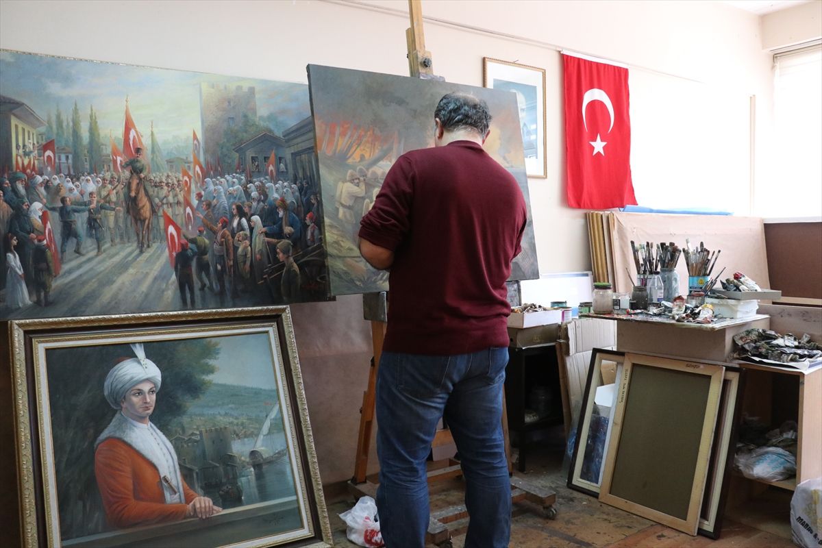 Trabzonlu akademisyen kentin tarihini tuvale yansıtıyor
