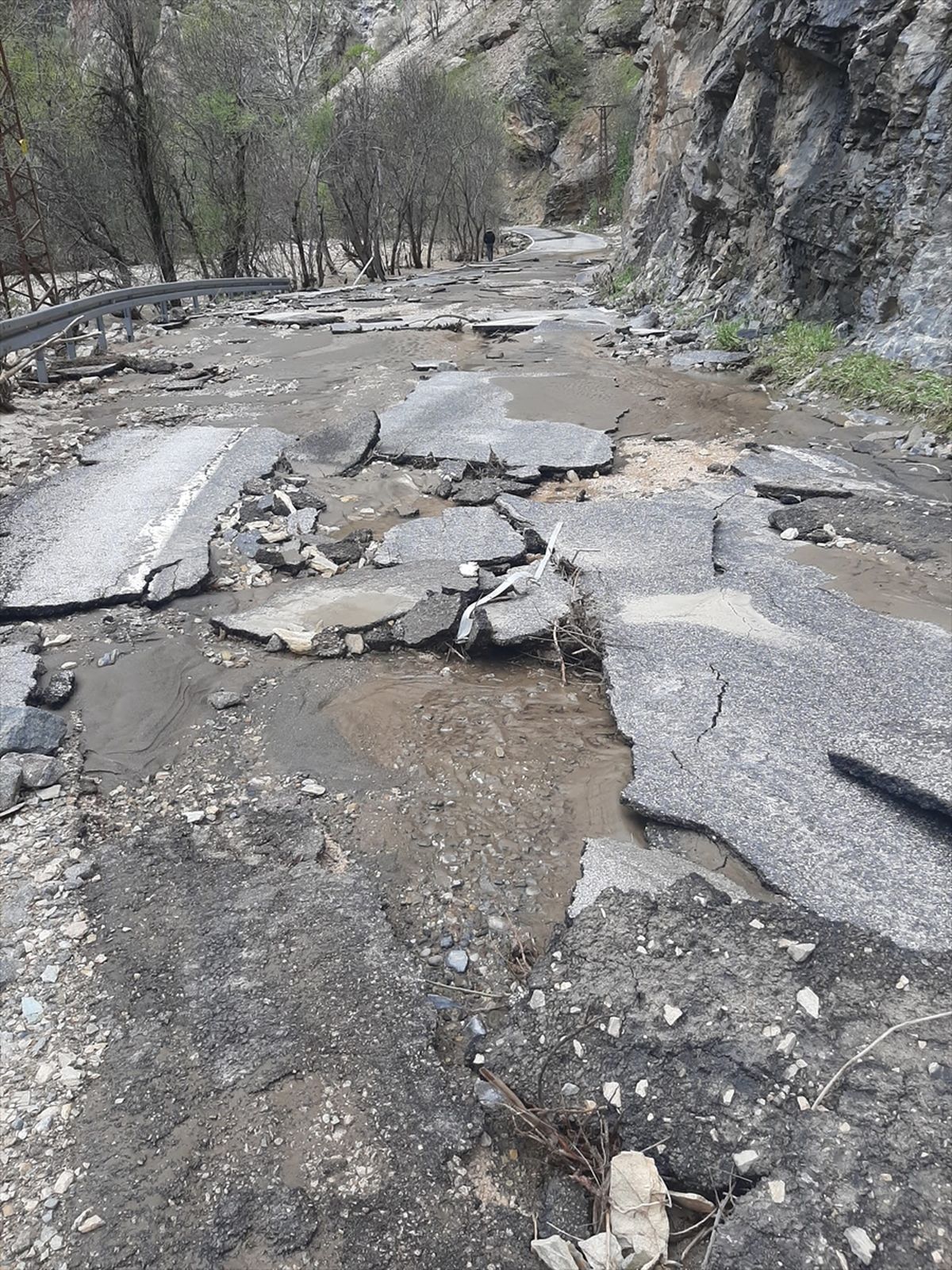 Tunceli-Ovacık kara yolu Munzur Çayı'nın taşması sonucu ulaşıma kapatıldı