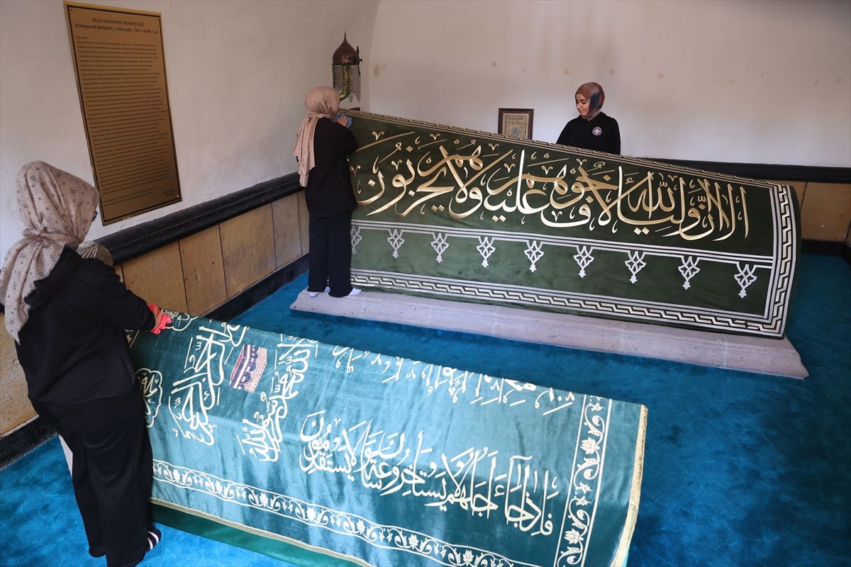 Türbeleri gönüllü temizleyen öğrenciler "tarihe toz kondurmuyor"
