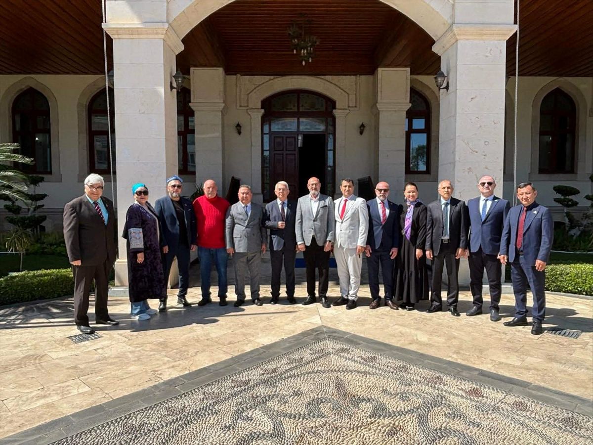 Türk dünyası temsilcileri Antalya Valisi Hulusi Şahin'i ziyaret etti