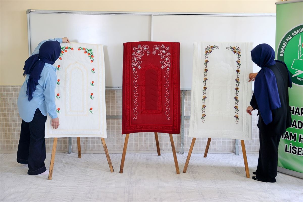Türk İslam motiflerini işledikleri seccadelerin gelirini Gazze'ye gönderecekler