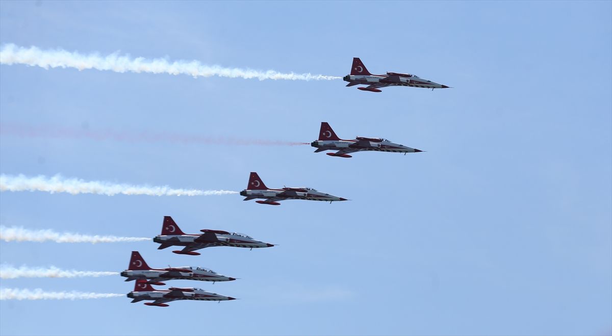 Türk Yıldızları, Çanakkale Şehitler Abidesi üzerinde gösteri uçuşu yaptı