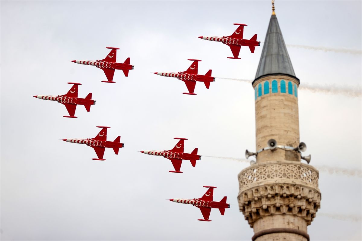 Türk Yıldızları, Konya'da gösteri uçuşu yaptı