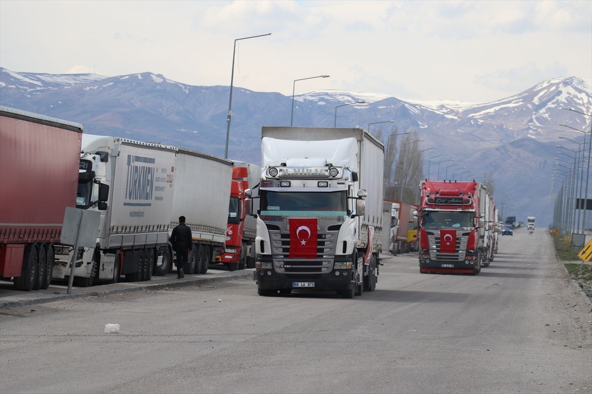 Türkiye'den İran'a tıbbi malzeme taşıyan 6 tır Ağrı'dan sınırı geçti