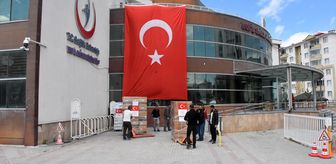 Türkiye'den İran'a tıbbi malzeme taşıyan 6 yardım tırı Van'dan yola çıktı