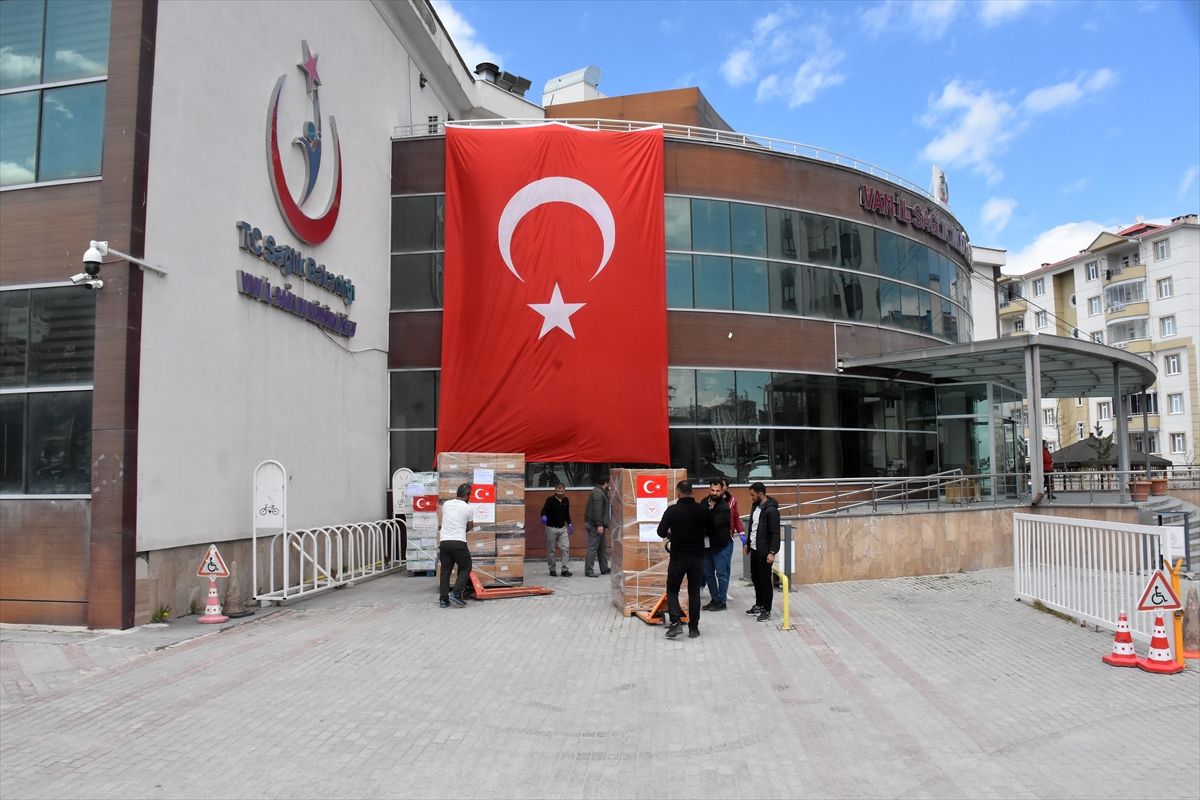 Türkiye'den İran'a tıbbi malzeme taşıyan 6 yardım tırı Van'dan yola çıktı