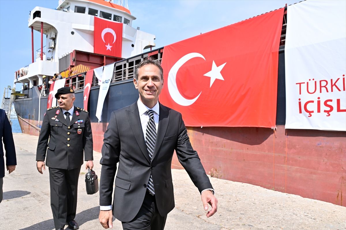 Türkiye'den, Lübnan'da savaş nedeniyle yerinden edilenlere 730 tonluk insani yardım