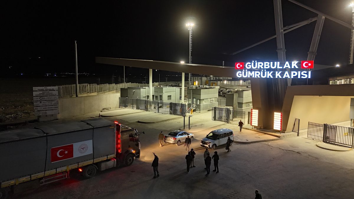 Türkiye'den tıbbi malzeme taşıyan 3 yardım tırı İran'a geçti