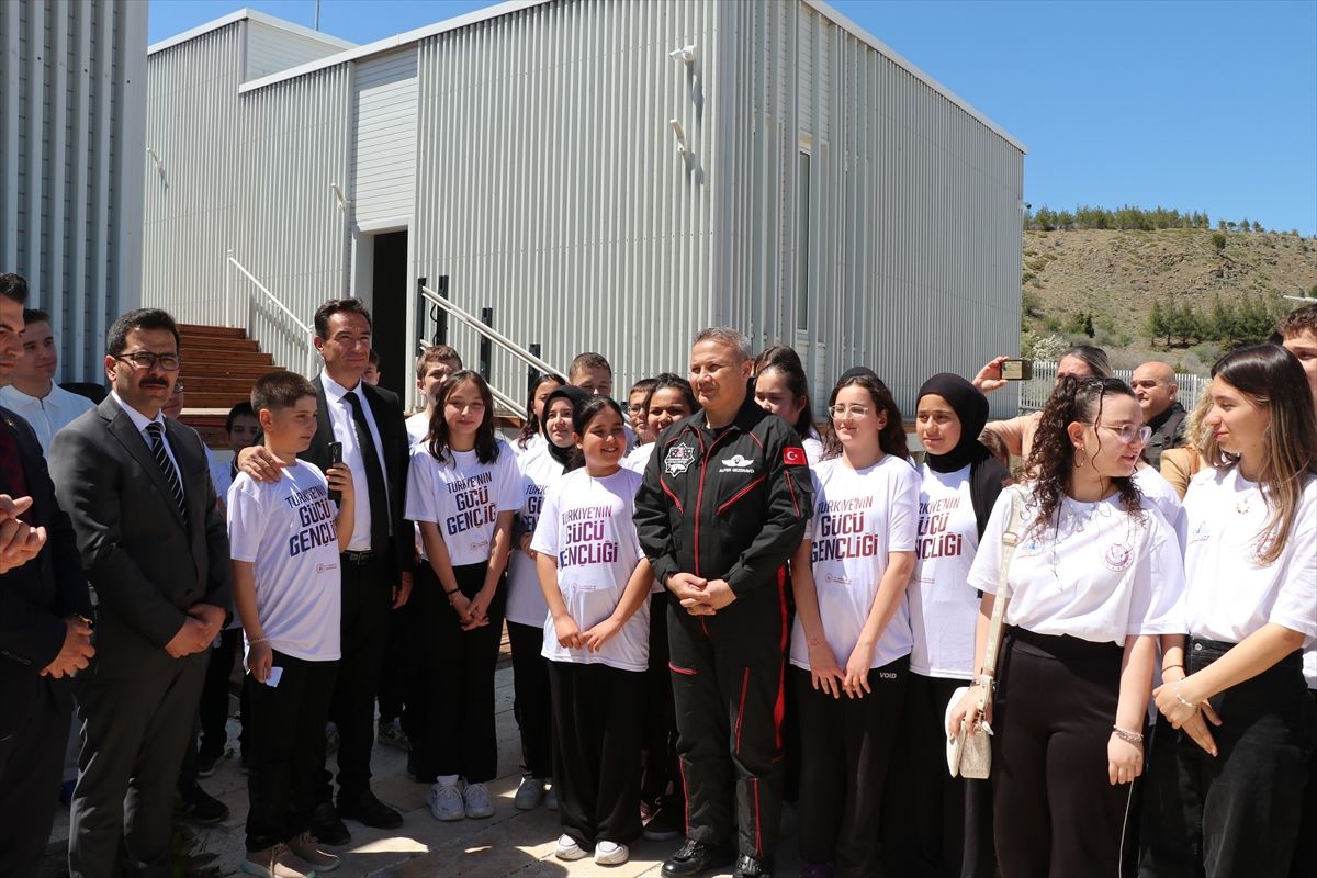 Türkiye'nin ilk astronotu Gezeravcı, Burdur'da öğrencilerle buluştu