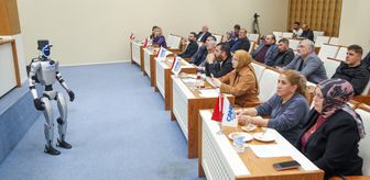 Türkiye'nin nüfusa kayıtlı ilk insansı robotu CANİKMAN meclis toplantısında soruları yanıtladı