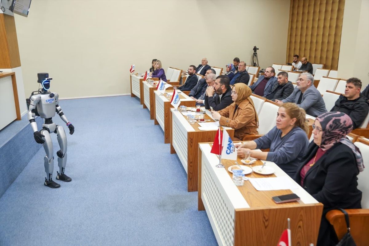 Türkiye'nin nüfusa kayıtlı ilk insansı robotu CANİKMAN meclis toplantısında soruları yanıtladı