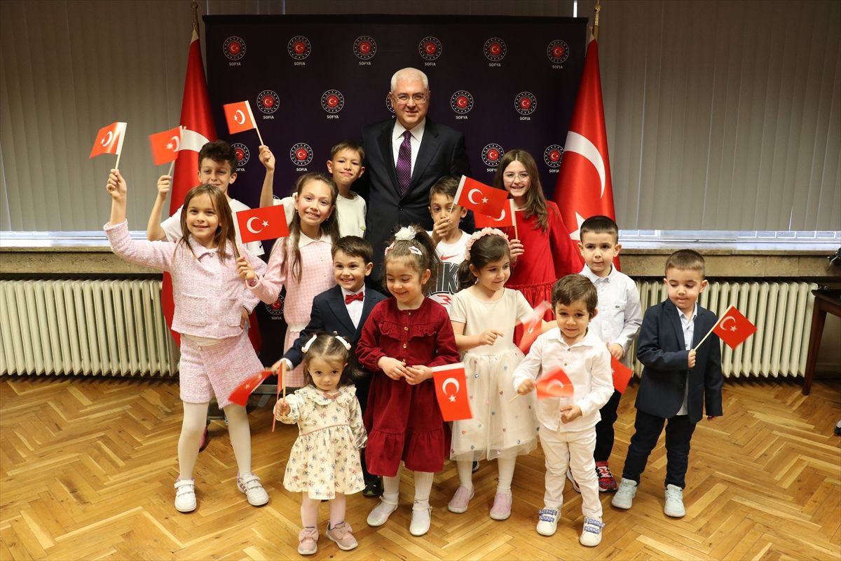 Türkiye'nin Sofya Büyükelçisi Uyanık, 23 Nisan dolayısıyla makamını çocuklara devretti